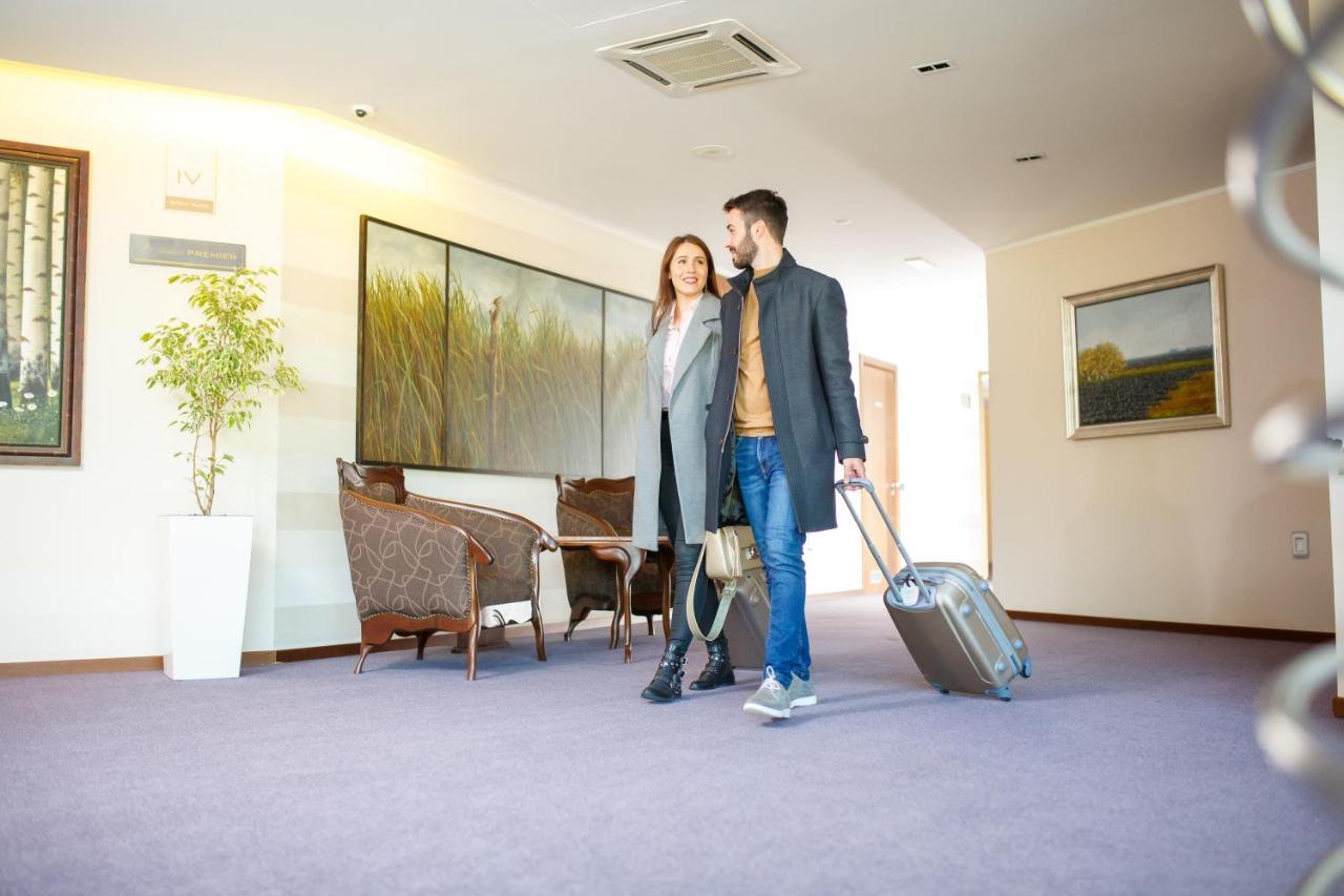 Hotel Premier Aqua - Adults Only Vrdnik Εξωτερικό φωτογραφία A couple checking into a hotel