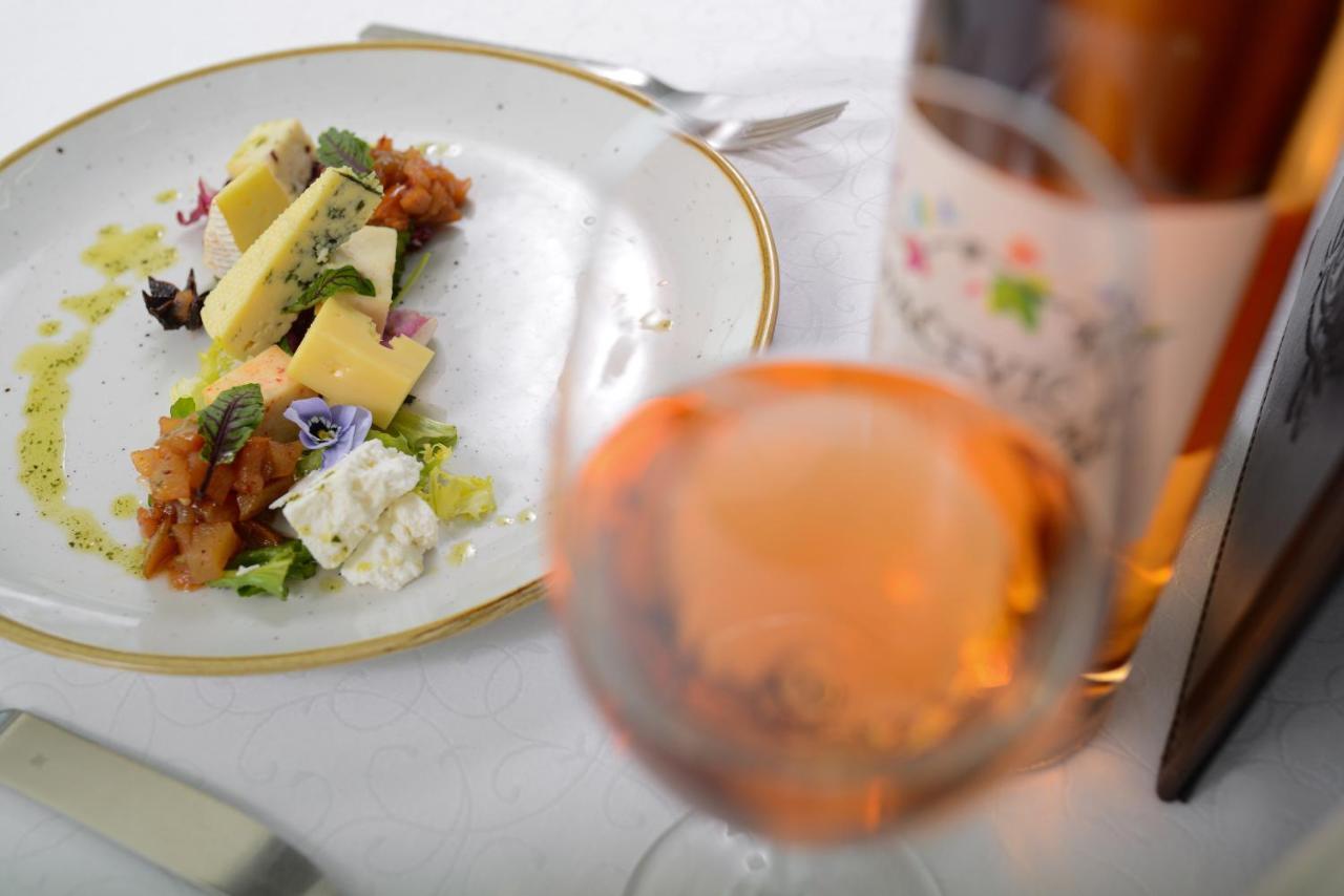 Hotel Premier Aqua - Adults Only Vrdnik Εξωτερικό φωτογραφία A glass of rosé wine