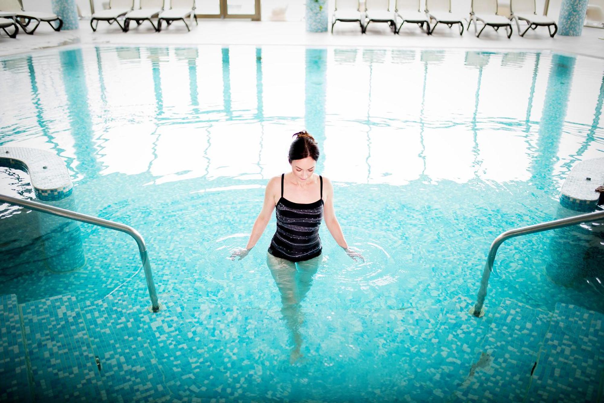 Hotel Premier Aqua - Adults Only Vrdnik Εξωτερικό φωτογραφία A woman in a swimming pool