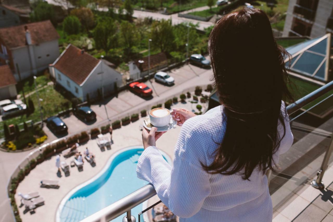 Hotel Premier Aqua - Adults Only Vrdnik Εξωτερικό φωτογραφία A woman on a balcony